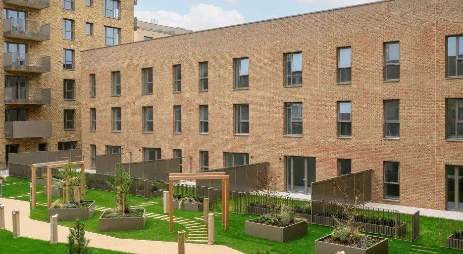 Lampton Parkside, one bedroom show home, garden .jpg